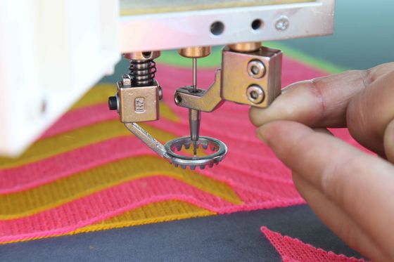Home / Máquina de bordado de chenille multi-cabeça com computador de tela grande